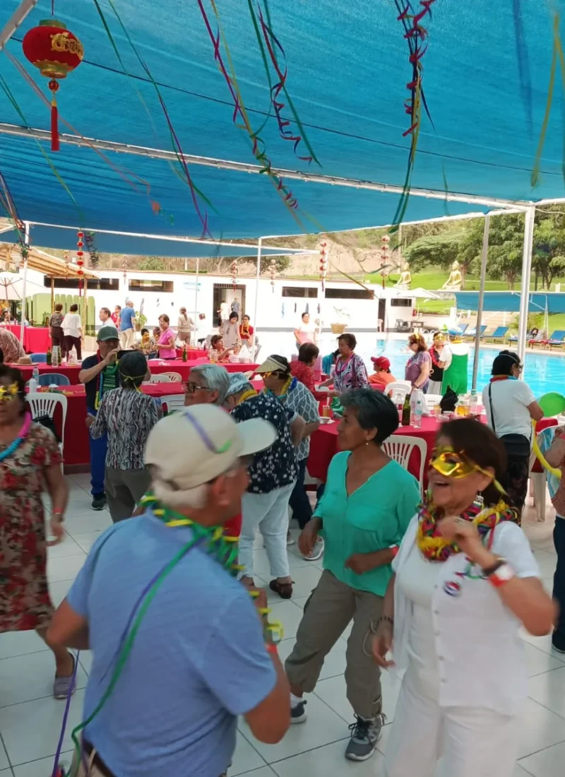 Baile junto a la piscina