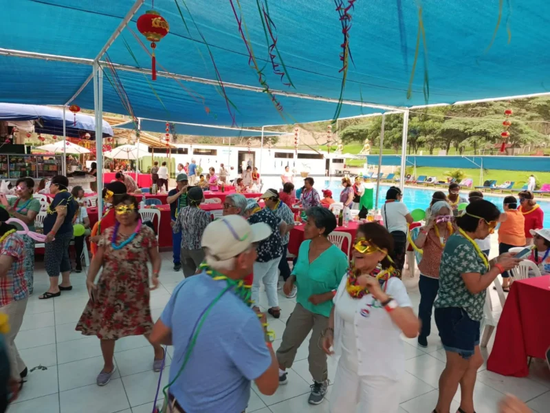 Baile junto a la piscina