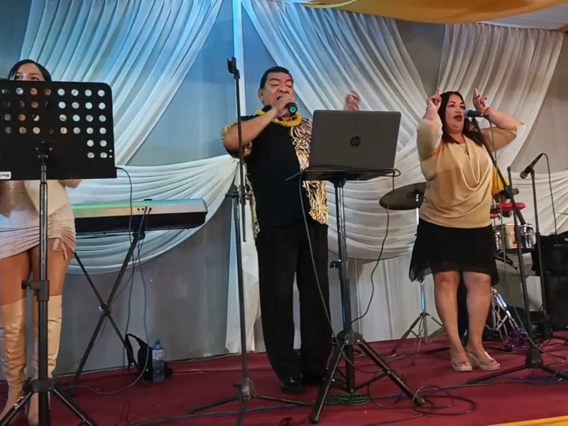 Banda en vivo durante un evento