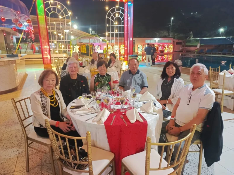 Familias disfrutando de las piscinas