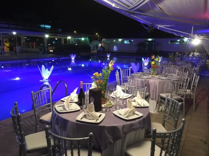 Piscina iluminada durante un evento nocturno