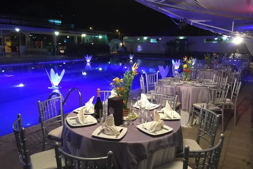 Piscina iluminada durante un evento nocturno